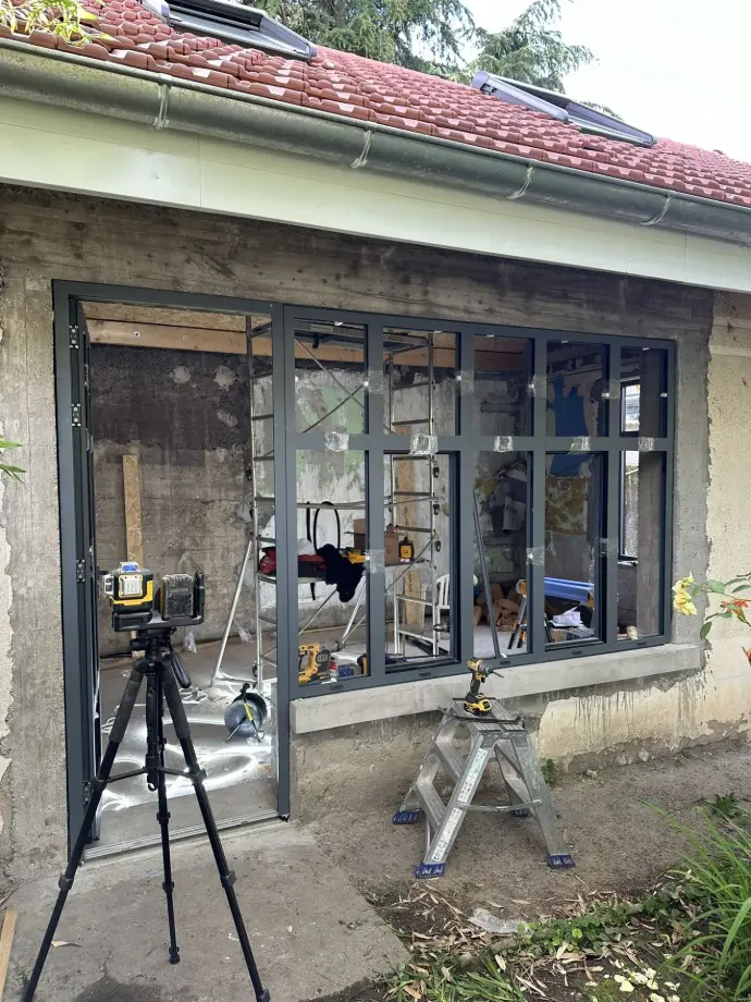 Fenêtres et porte en aluminium Atelier allure édifice fabrication aluminium atelier Lyon fabricant menuiseries aluminum fenêtres portes portails clôtures pergolas carports aluminier professionnel