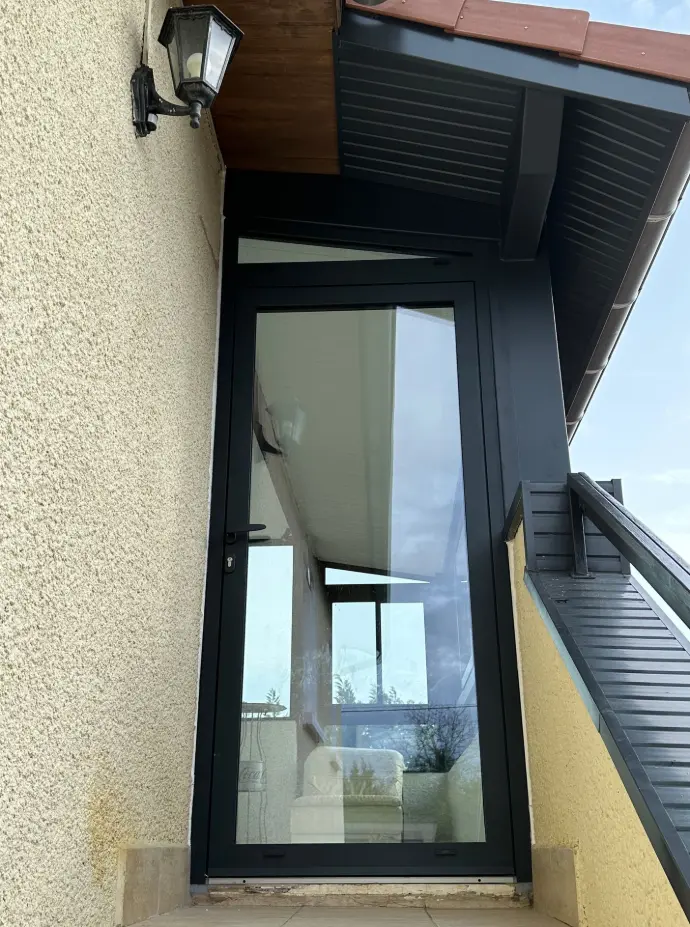 Porte aluminium Atelier allure édifice fabrication aluminium atelier Lyon fabricant menuiseries aluminum fenêtres portes portails clôtures pergolas carports aluminier professionnel