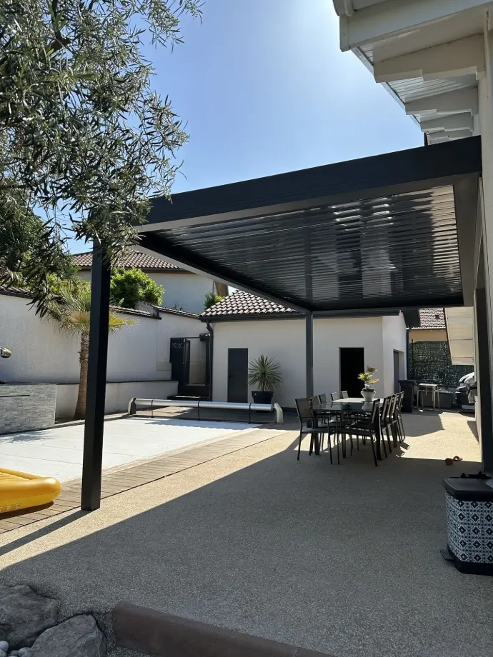 Pergola bioclimatique en aluminium Atelier allure édifice fabrication aluminium atelier Lyon fabricant menuiseries aluminum fenêtres portes portails clôtures pergolas carports aluminier professionnel