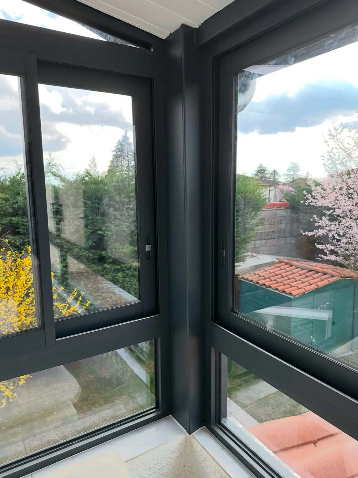 Fenêtres aluminium Atelier allure édifice fabrication aluminium atelier Lyon fabricant menuiseries aluminum fenêtres portes portails clôtures pergolas carports aluminier professionnel