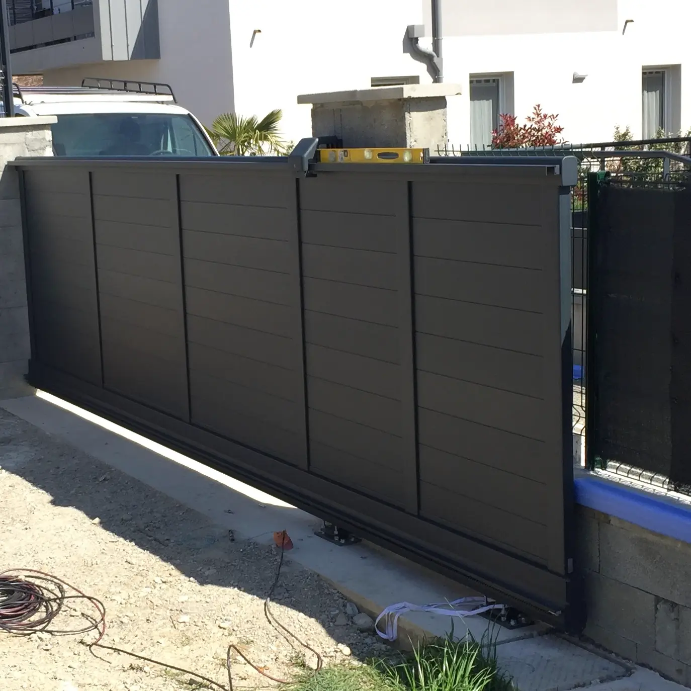 Atelier allure édifice fabrication aluminium atelier Lyon fabricant menuiseries aluminum fenêtres portes portails clôtures pergolas carports aluminier professionnel