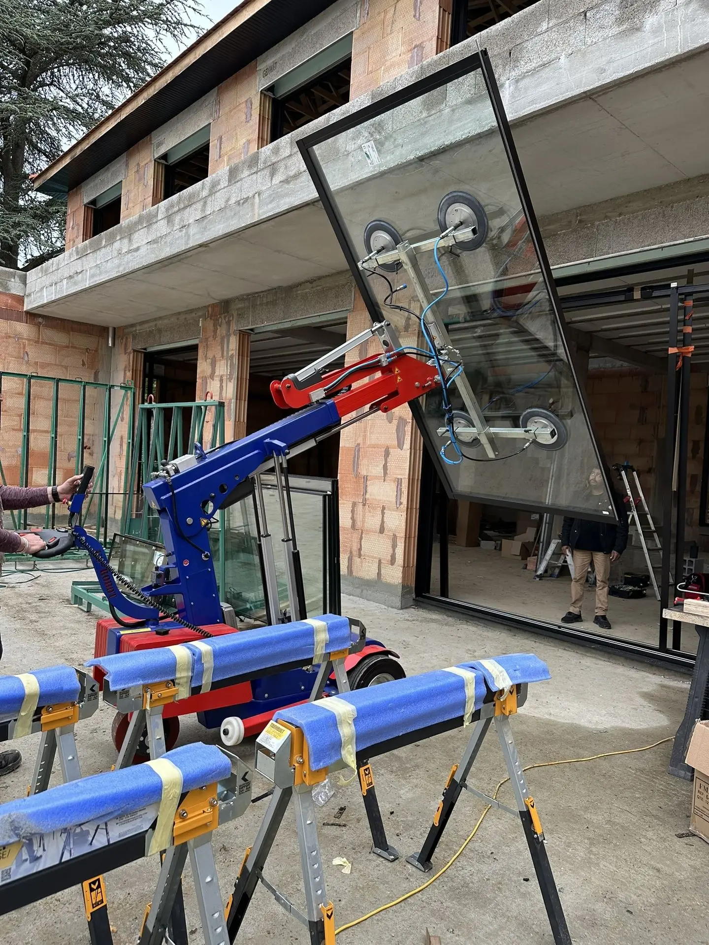 Atelier allure édifice fabrication aluminium atelier Lyon fabricant menuiseries aluminum fenêtres portes portails clôtures pergolas carports aluminier professionnel